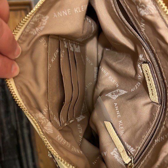 Anne Klein Cross Body purse with adjustable straps. Great condition - Picture 4 of 10